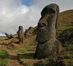 статуи на острове Пасхи