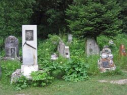 Благоустройство могилы на кладбище.
